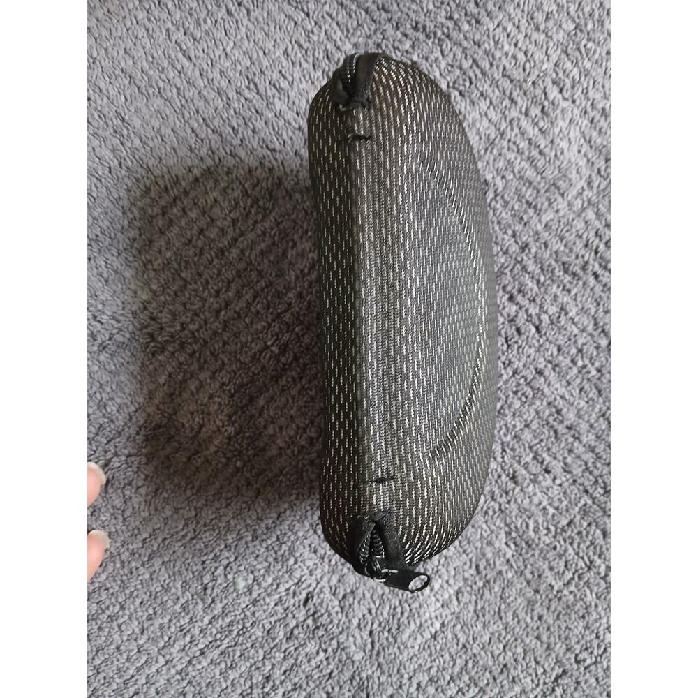 OAKLEY Curved Clamshell Sunglass Hard Case - Gray/Black Zip Closure - Picture 4 of 4